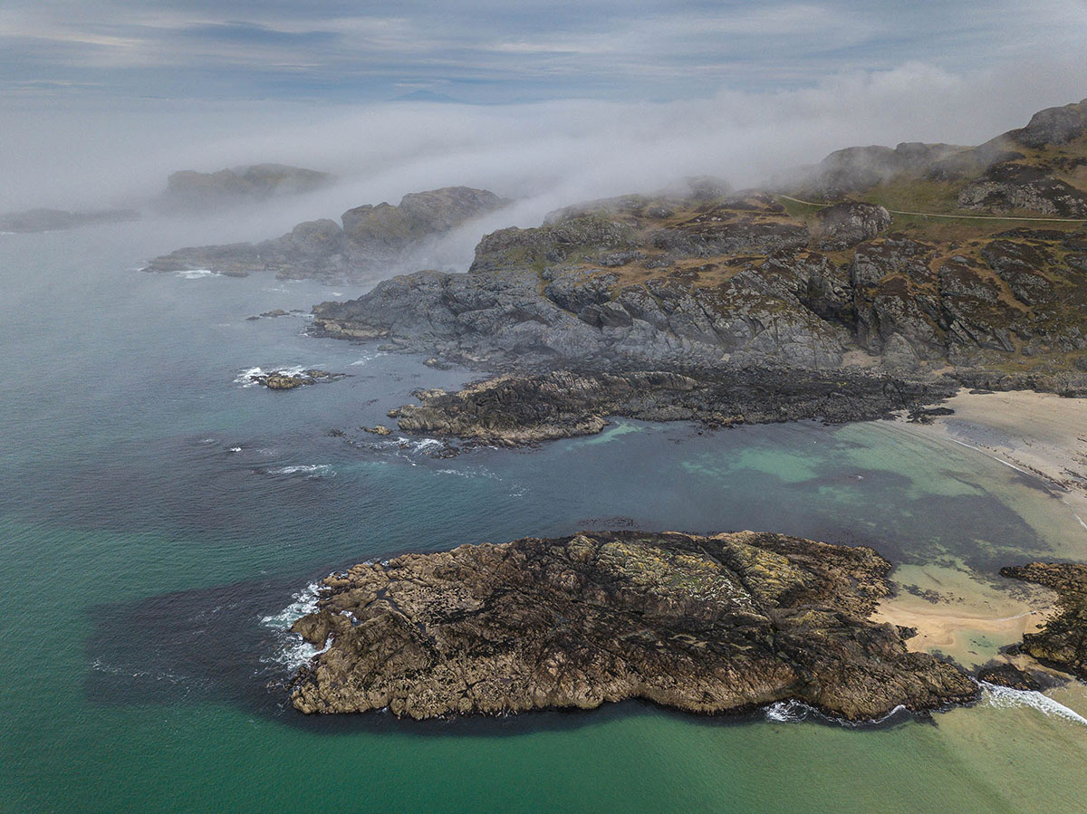 Vue aérienne d’un paysage des Hébrides écossaises réalisée avec un drone.